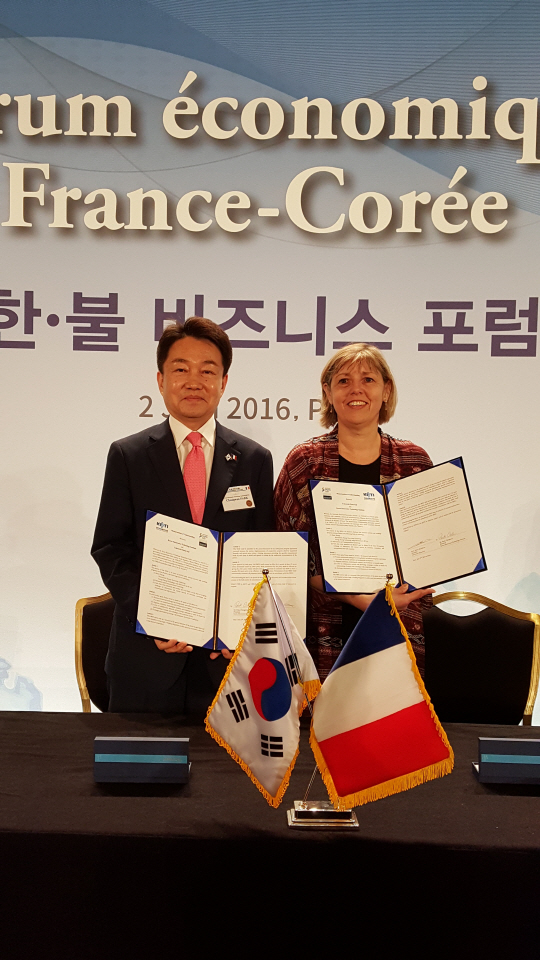 지난 2일(현지시간) 프랑스 파리 인터콘티넨탈 르 그랑 호텔에서 박청원 전자부품연구원장(왼쪽)과 실비 허따이요 남파리대학교 총장이 산업기술협력 업무협약을 체결한 뒤 기념촬영을 하고 있다. KETI 제공